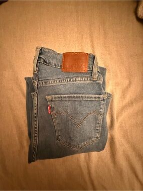 Levi's women’s  Blue Denim Jeans - high rise straight crop